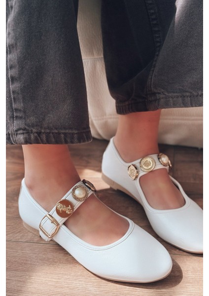 Brosta Mat Deri Toka Detaylı Beyaz Kadın Babet fiyatları