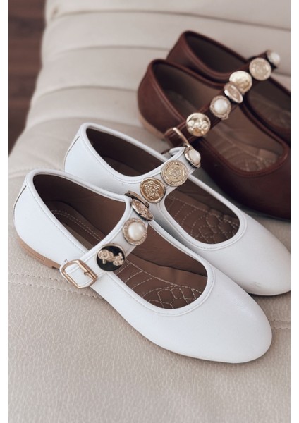 Brosta Mat Deri Toka Detaylı Beyaz Kadın Babet modelleri