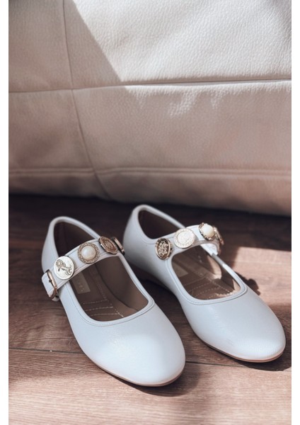 Brosta Mat Deri Toka Detaylı Beyaz Kadın Babet fırsatları