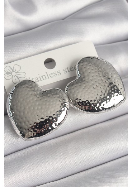 Pirinç Gümüş Renk Işleme Detaylı Kalp Model Kadın Küpe - Lisinya