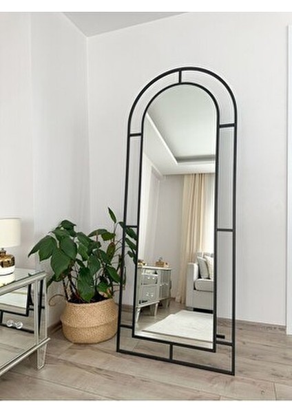 Oval Ayaklı Boy Aynası Siyah Metal Çerçeve Modern Tasarım