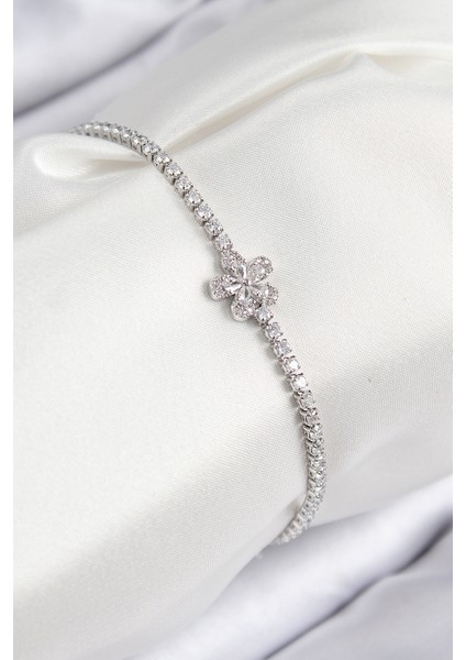 Pirinç Zirkon Taşlı Çiçek Model Gümüş Renk Kadın Bileklik TG27BB7860