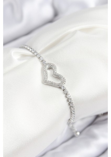 Pirinç Zirkon Taşlı Kalp Model Gümüş Renk Asansörlü Kadın Bileklik TG27BB7746