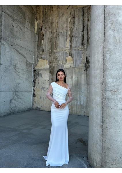 Kadın Esnek Krep Kumaş Kolları Tül ve Taş Detaylı Önü Drapeli Maxi Boy Balık Abiye Elbise Beyaz 583118