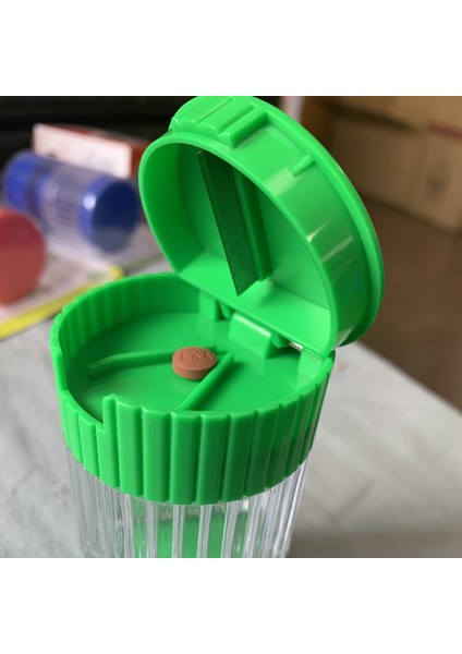 Ev Seyahat Tableti Plastik Öğütücü Dördü Bir Arada Taşınabilir Öğütme ve Dağıtma Dört Hazine Kutusu Zümrüt Yeşili (Yurt Dışından) fiyatları