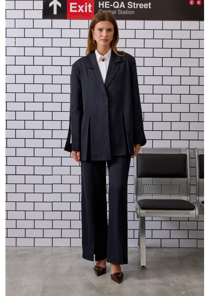 Yırtmaç Detaylı Ceket Lacivert