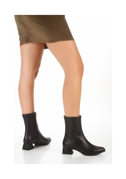 Siyah Cilt Kısa Kalın Topuklu Sivri Burunlu Günlük Bot Cnr