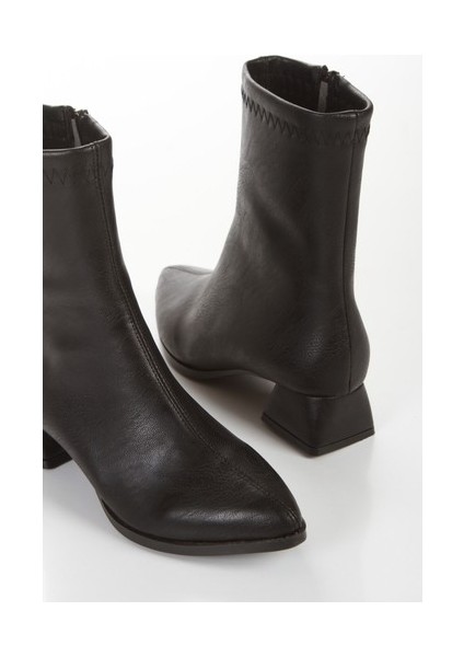 Siyah Cilt Kısa Kalın Topuklu Sivri Burunlu Günlük Bot Cnr