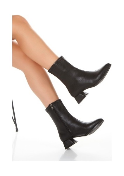 Siyah Cilt Kısa Kalın Topuklu Sivri Burunlu Günlük Bot Cnr