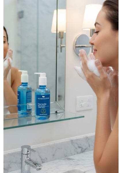 Cica Soothe Milky, Hassas ve Kızarık Ciltler Için Nemlendirici Bariyer Onarıcı Yüz Temizleme Jeli 250 ml