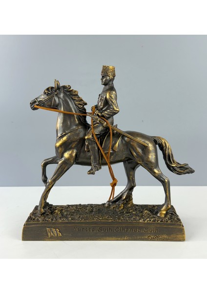 Mustafa Kemal Atatürk Heykeli 26 x 24 cm