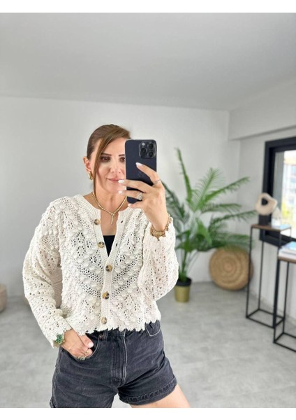 Düğmeli Ponponlu Ajurlu Hırka