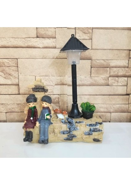 Taş Duvar Üstünde Oturan Sevgili Çift Işıklı Biblo