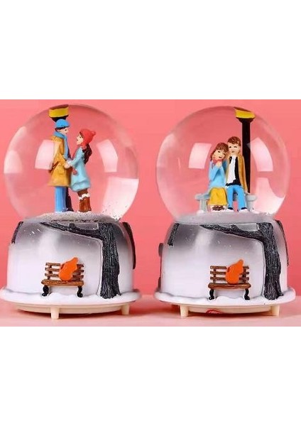 Sokak Lambası Altındaki Çift Işıklı Müzikli Püskürtmeli Büyük Boy Kar Küresi