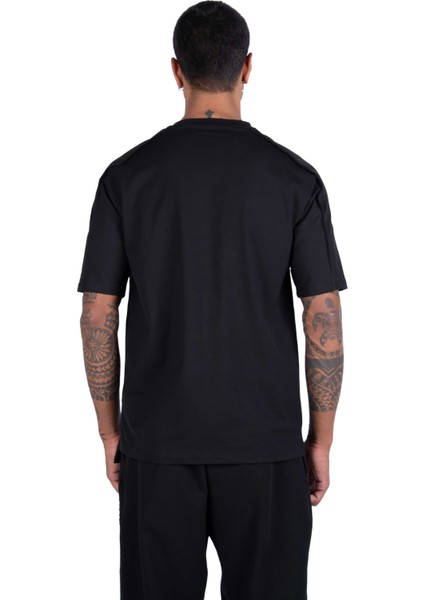 Erkek Asimetrik Kesim Kısa Kollu Poplin Garni Detaylı Baskılı Pis Dikişli Siyah Regular Fit T-Shirt indirimleri