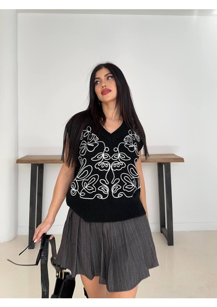 Desen Detaylı V Yaka Süveter