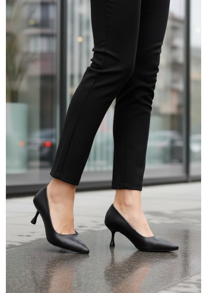 695033 Z Siyah Cilt Kadın Topuklu Ayakkabı