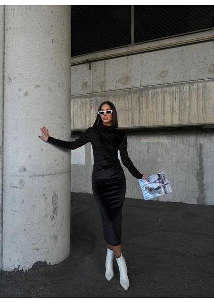 Kadın Uzun Kollu Yarım Balıkçı Yaka Büzgü Detay Kadife Kumaş Elbise