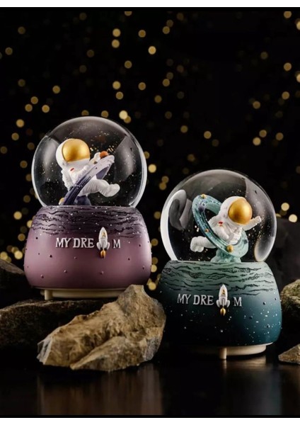 Astronot Temalı Işıklı Müzikli Püskürtmeli Büyük Boy Kar Küresi