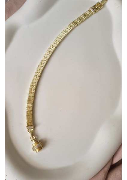 Premium Paslanmaz Çelik Zirkon Taşlı Kapanış Detaylı Kare Motif Gold Bileklik modelleri