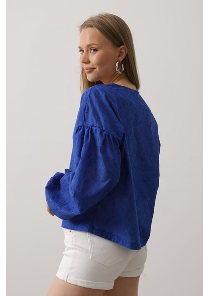 Kalp Detaylı Bağlamalı Brode Bluz - Saks fırsatları