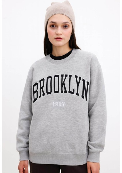 Bisiklet Yaka Oversize Baskılı Gri Kadın Sweatshirt 25K0013K1