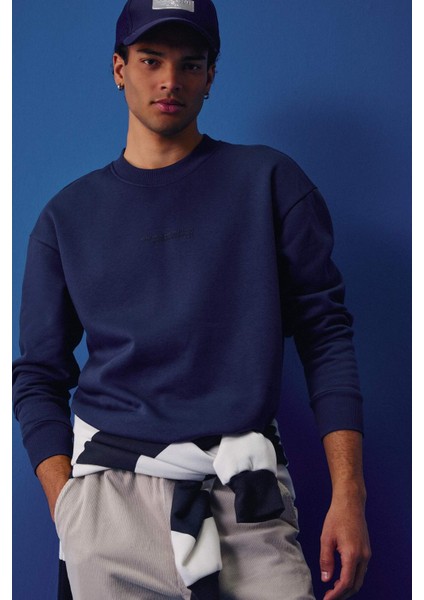 Boxy Fit Bisiklet Yaka İçi Yumuşak Tüylü Baskılı Sweatshirt X8282AZ25AU