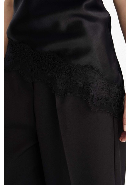 Regular Fit V Yaka Dantel Detaylı Saten İnce Askılı Bluz G2992AX25AU