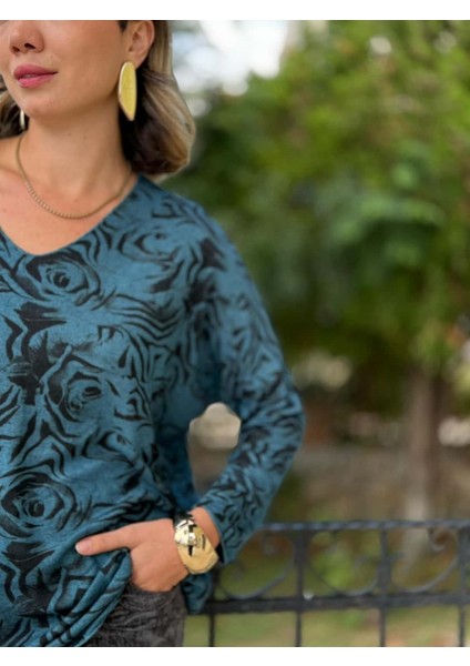NC1128 Italyan V Yaka Gül Desenli Triko Bluz Petrol fiyatları