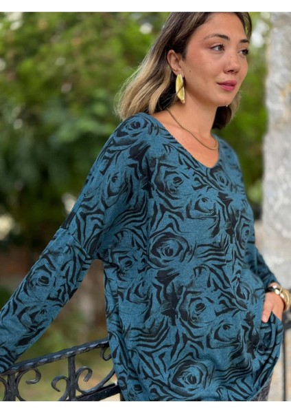 NC1128 Italyan V Yaka Gül Desenli Triko Bluz Petrol modelleri