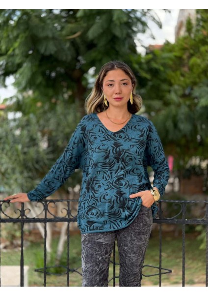 NC1128 Italyan V Yaka Gül Desenli Triko Bluz Petrol fırsatları