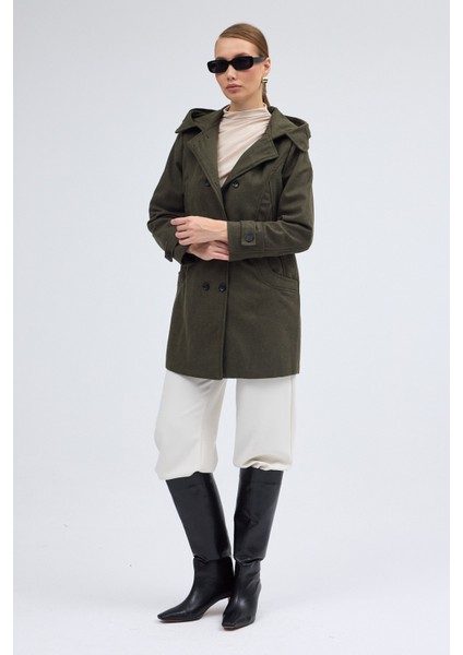 Yaka Detaylı Büyük Düğmeli Kaşe Kaban