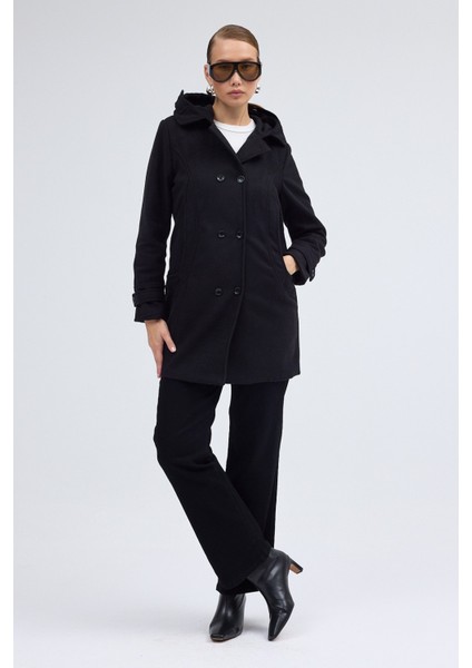 Yaka Detaylı Büyük Düğmeli Kaşe Kaban