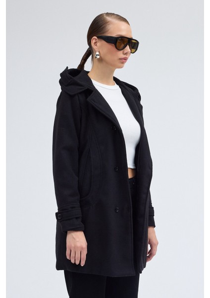 Yaka Detaylı Büyük Düğmeli Kaşe Kaban modelleri