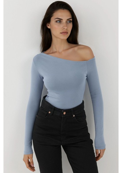 Kadın Asimetrik Yaka Slim Fit Uzun Kollu Üst Busem Collection Bebek Mavisi
