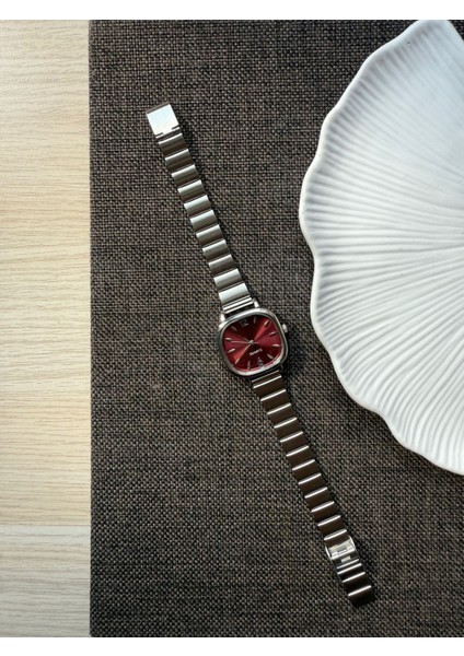 Retro Minimal Metal Kordon Vintage Kadın Kol Saati Içi Kırmızı