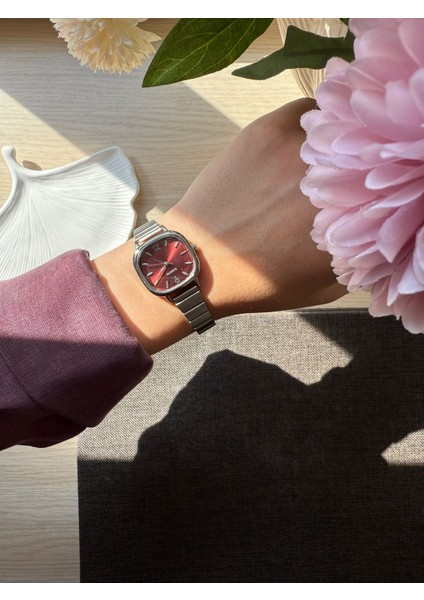 Retro Minimal Metal Kordon Vintage Kadın Kol Saati Içi Kırmızı modelleri