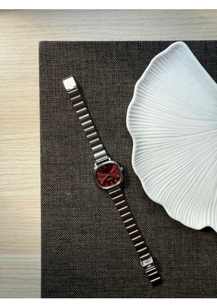 Retro Minimal Metal Kordon Vintage Kadın Kol Saati Içi Kırmızı