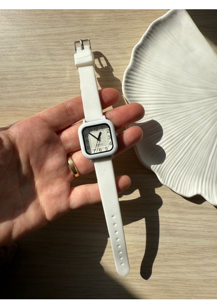 Retro Minimal Silikon Kordon Vintage Kadın Kol Saati Beyaz