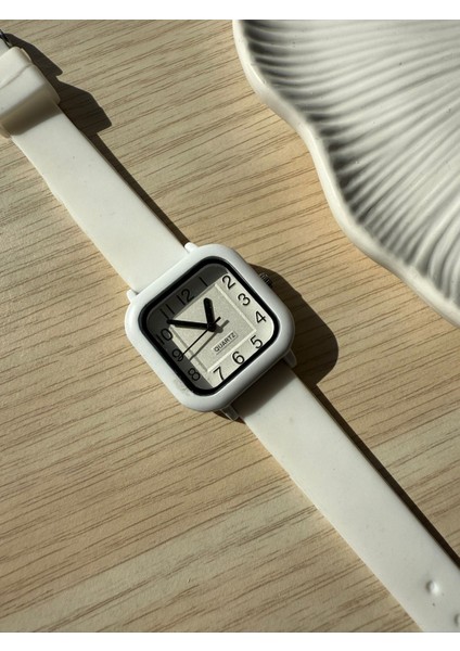 Retro Minimal Silikon Kordon Vintage Kadın Kol Saati Beyaz modelleri