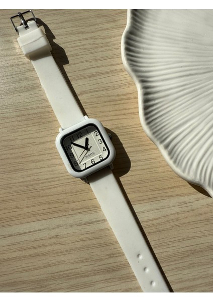 Retro Minimal Silikon Kordon Vintage Kadın Kol Saati Beyaz indirimleri