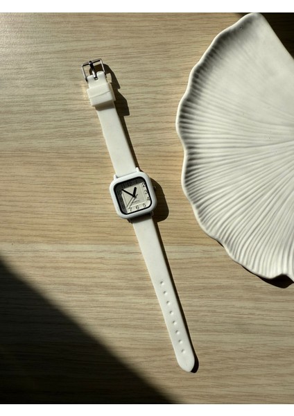 Retro Minimal Silikon Kordon Vintage Kadın Kol Saati Beyaz