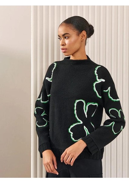 Çiçek Motifli Nakışlı Triko