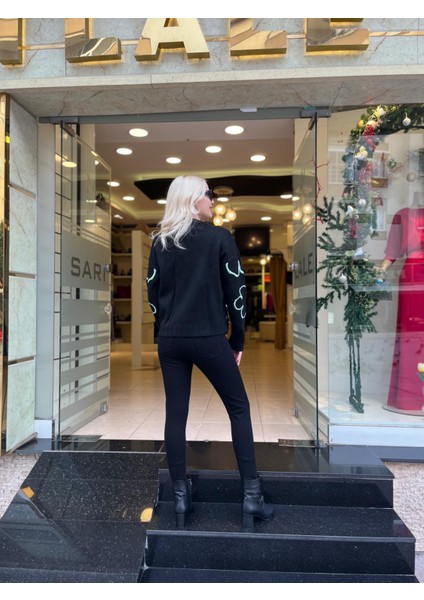 Çiçek Motifli Nakışlı Triko fiyatları