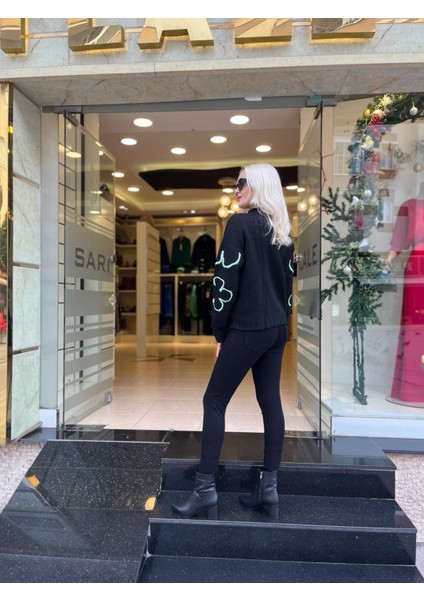 Çiçek Motifli Nakışlı Triko fırsatları