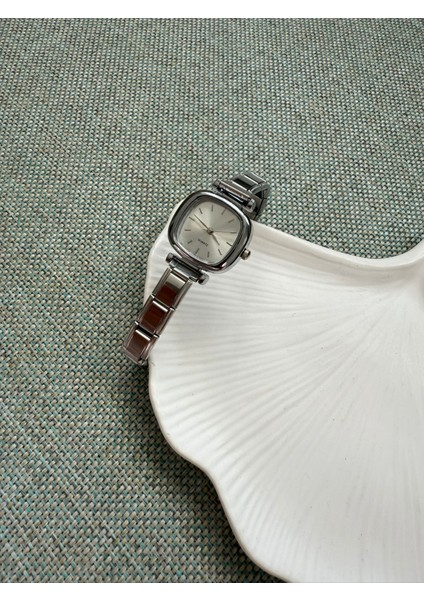 Retro Minimal Metal Kordon Vintage Kadın Kol Saati fiyatları