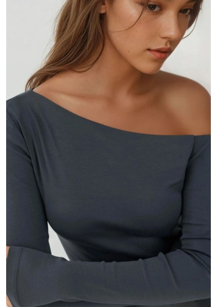 Kadın Asimetrik Yaka Slim Fit Uzun Kollu Üst Busem Collection Grey fırsatları