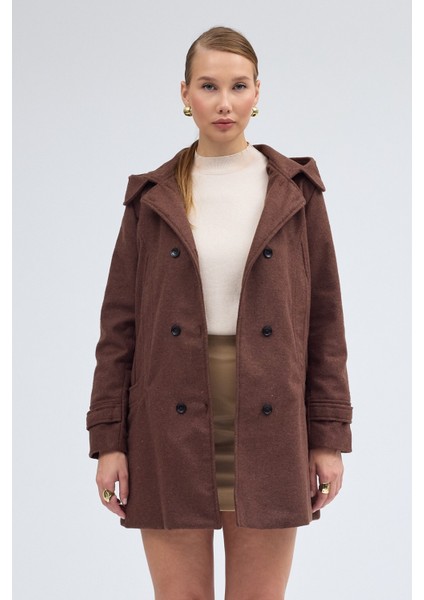 Yaka Detaylı Büyük Düğmeli Kaşe Kaban