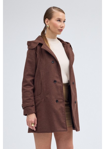 Yaka Detaylı Büyük Düğmeli Kaşe Kaban