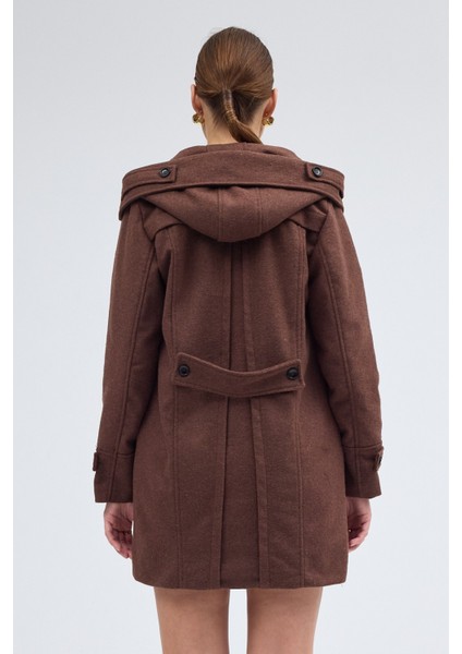 Yaka Detaylı Büyük Düğmeli Kaşe Kaban